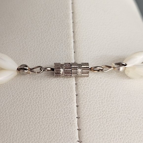 Twisted Mother of Pearl MOP Jade Pink Coral Beaded Vintage Necklace Barrel Clasp - Picture 10 of 11